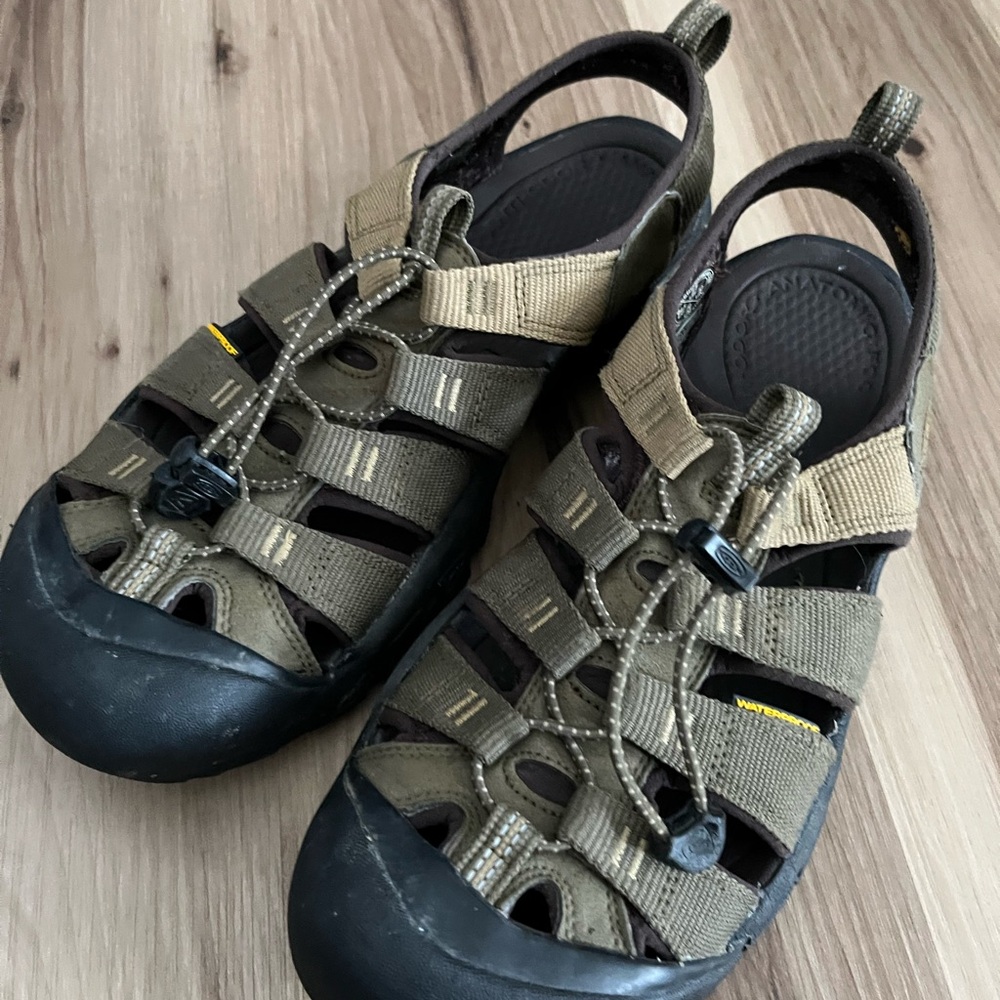 KEEN Men's Newport H2 Closed Toe Sandals, Dark Olive/Antique Bronze, Sz 11